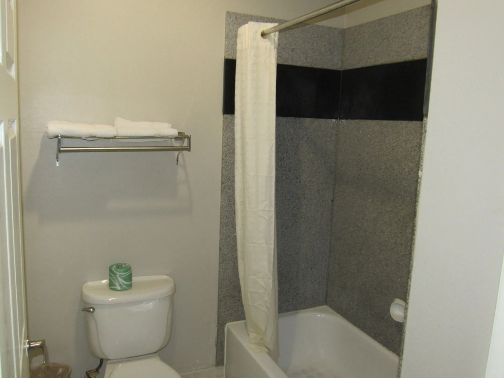 Camelot Inn & Suites Highway 290 NW Freeway