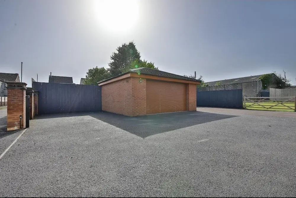Modern 5-bed Retreat With Parking