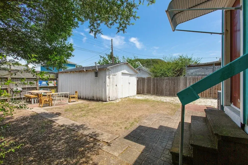 Sea Life - Just Blocks To Beach! 3 Bedroom Home by Redawning