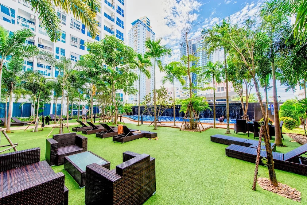 Nam Talay Jomtien Beach - Rooftop Ocean View - Close to Beach, Pool & Gym