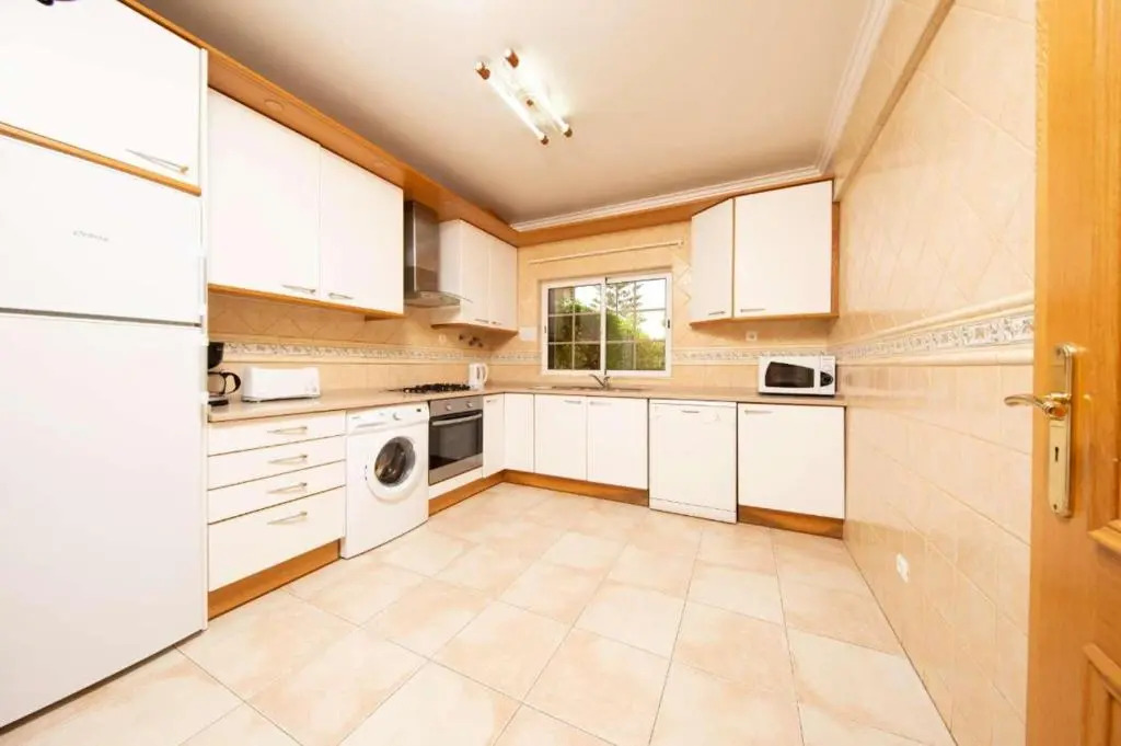 A stylish villa with a private pool, short drive from the centre, free AC Wifi