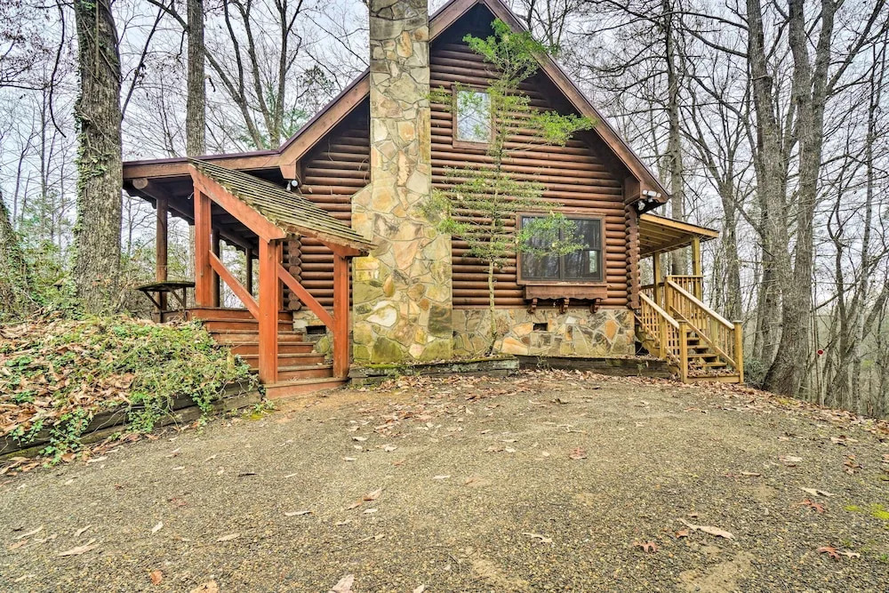 Gatlinburg Log Cabin w/ Hot Tub & Mountain Views