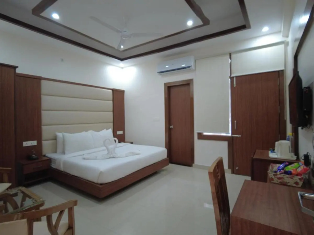 Kamay The Grand Alova