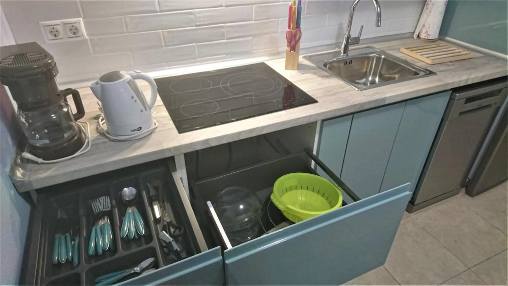 Fantastic apartment with private patio BEACH 10 mins walk