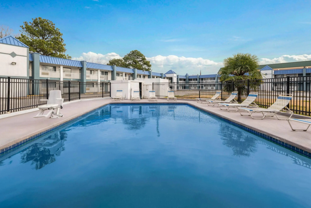 Super 8 by Wyndham Portsmouth - Norfolk