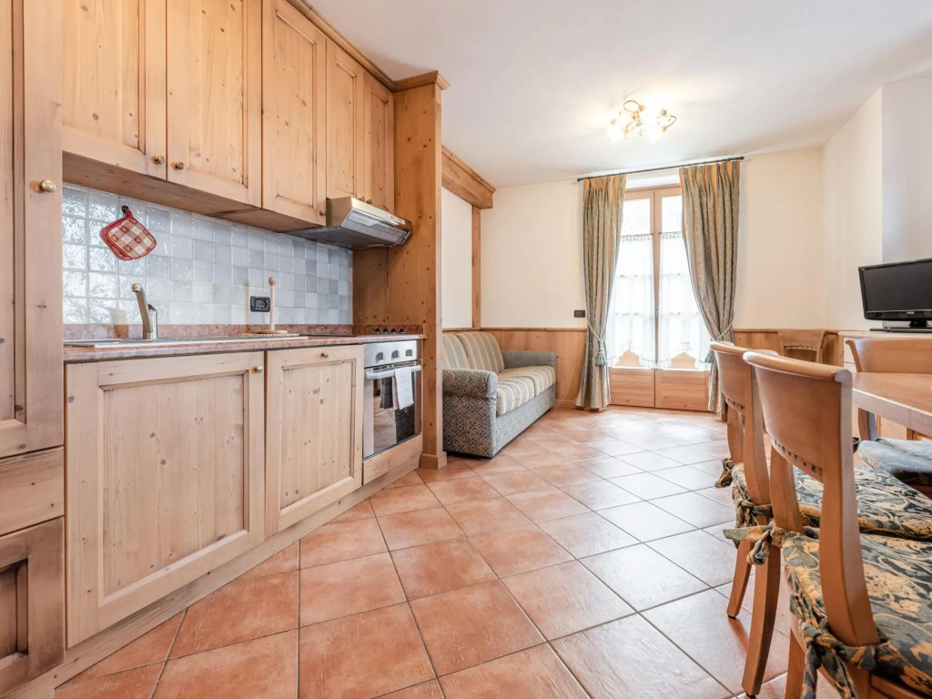 Hilltop apartment in Commezzadura with garden