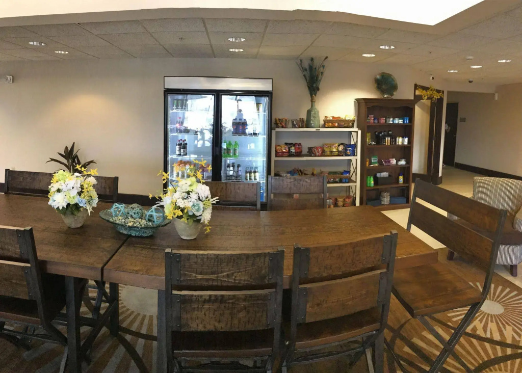Greenfield Inn & Suites Owensboro, KY Airport