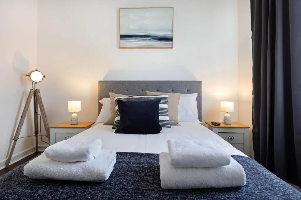 Modern 1-Bedroom Apartment, beach 5-min walk, free parking