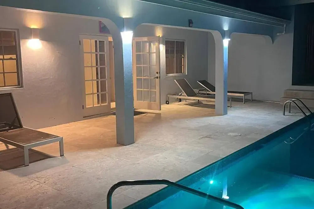 Villa - Sleeps 6 - Pool - Parking - Garden