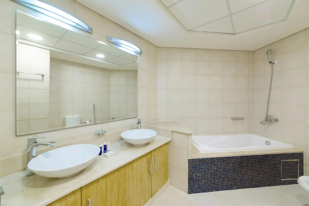 Maison Privee - Stylish Apt with Large Patio close to the Beach