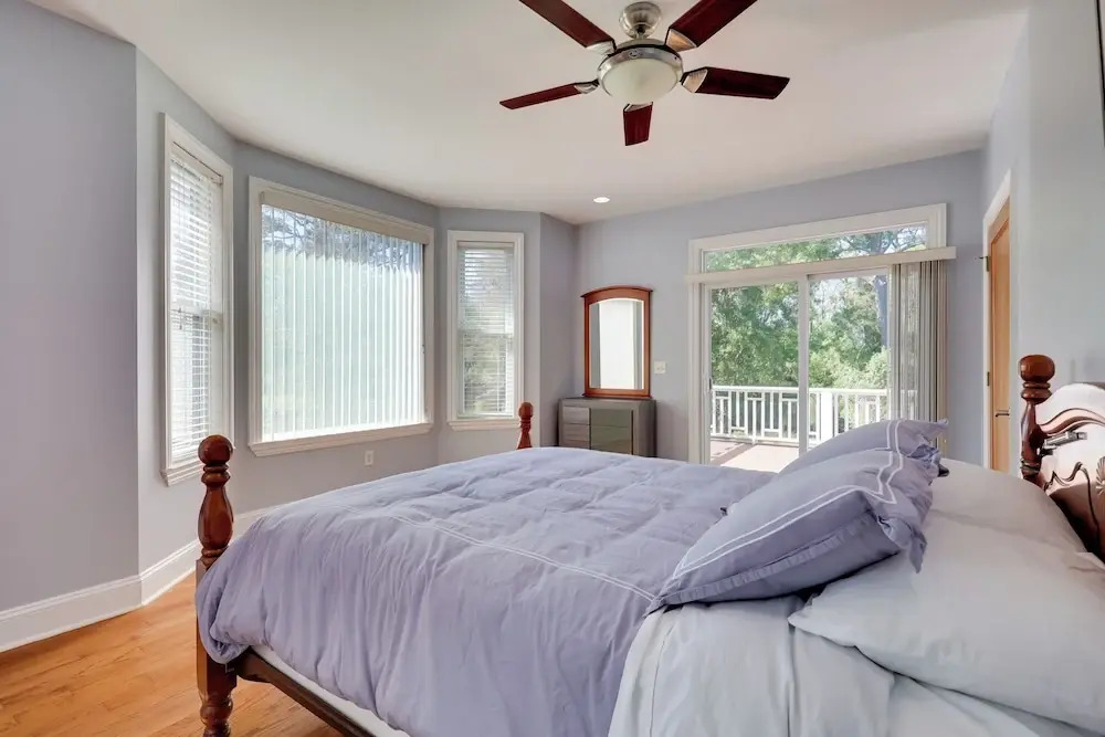 2nd-floor Unit w/ Deck! 1 Mi to Carolina Beach
