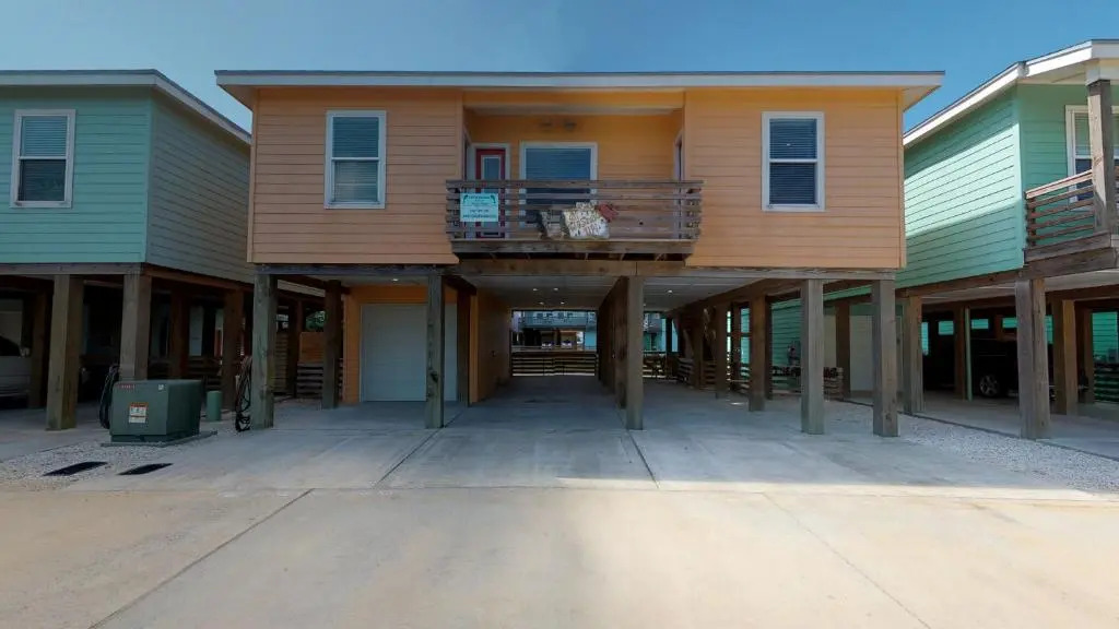 OV23 House on Stilts with Beachy Decor, Located near Beach, Balcony, Shared Pool