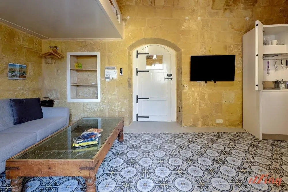 Lux Bright Studio in a Quaint 900 yr old House - 4
