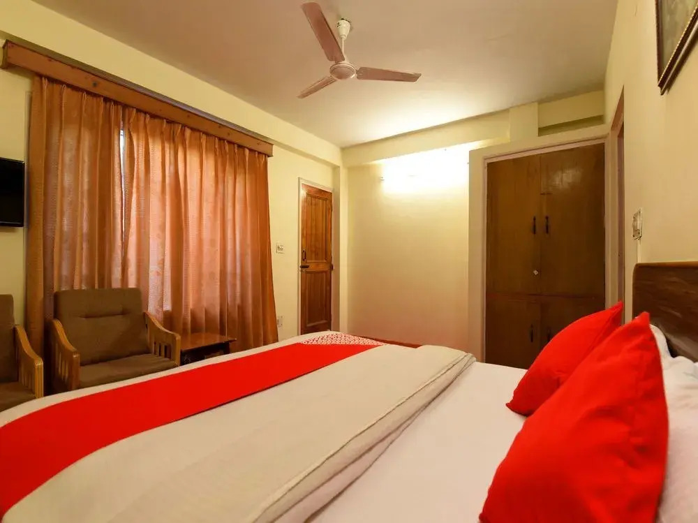 OYO 13586 Hotel Monarch