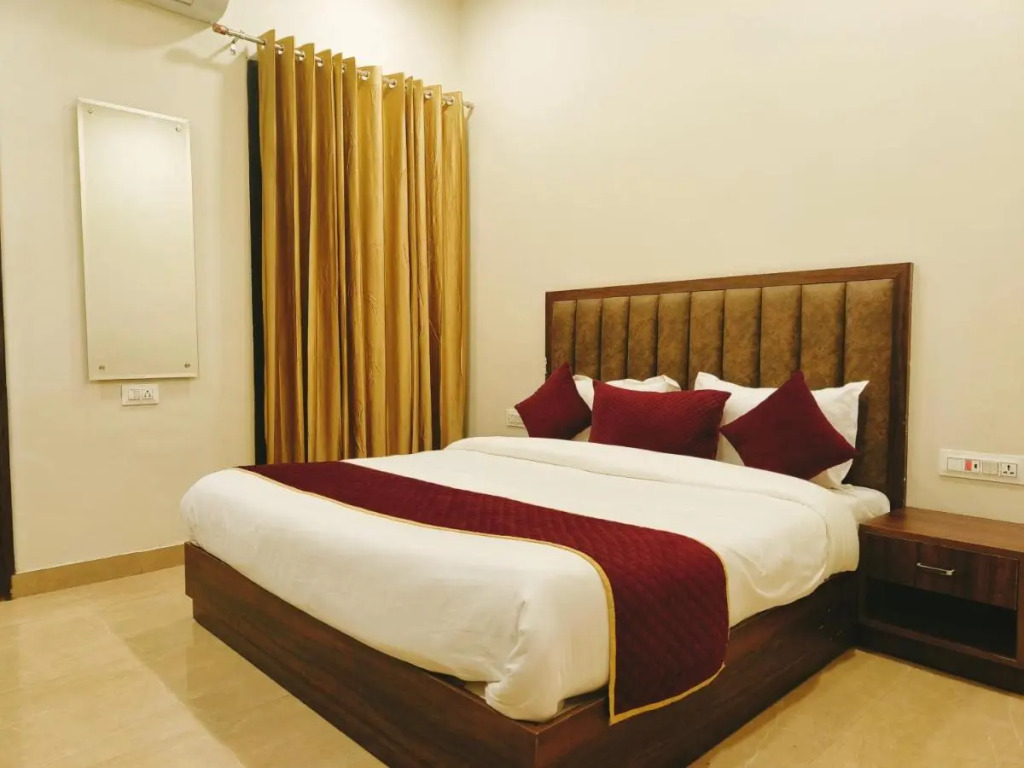 Hotel Diamond Creek ,Near Railway Station