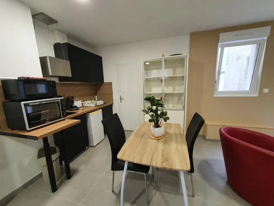 Grand studio Gravelines centre , 5 mn du cnpe et de la plage, absence de chambre privative