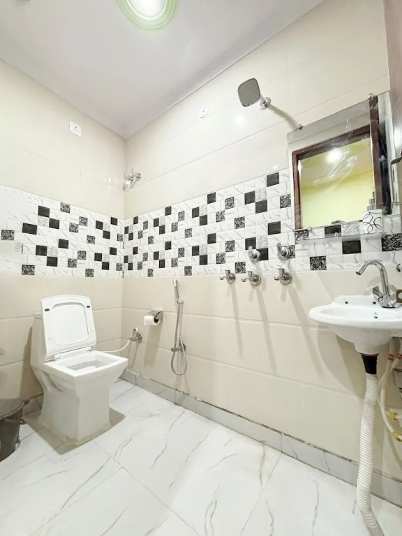 Roomshala 177 Homestay Thehrav