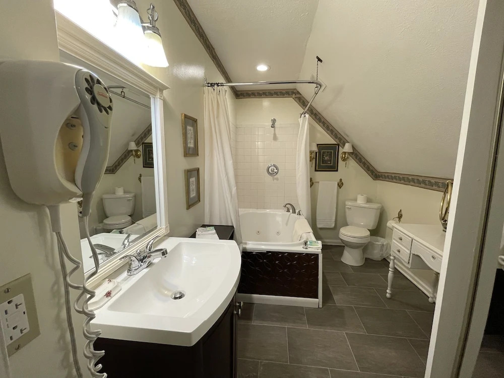 Carriage Lane Inn