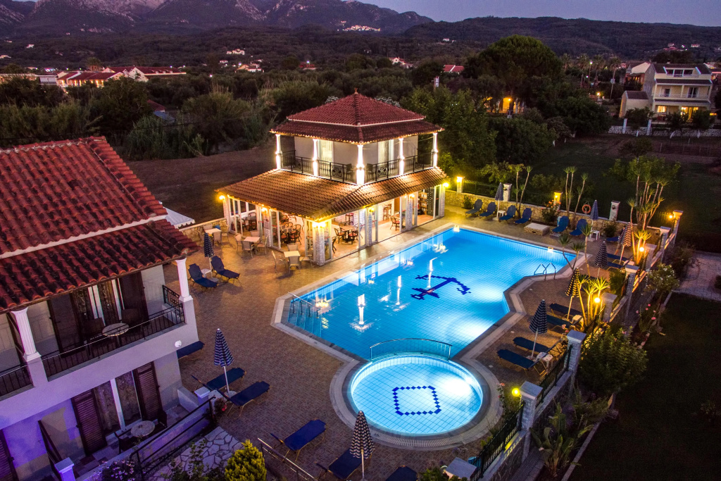 Makis Studios & Apartments