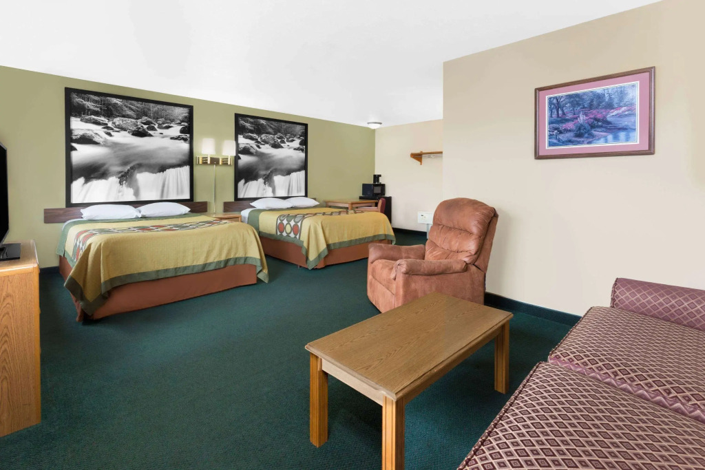 Super 8 by Wyndham Antigo