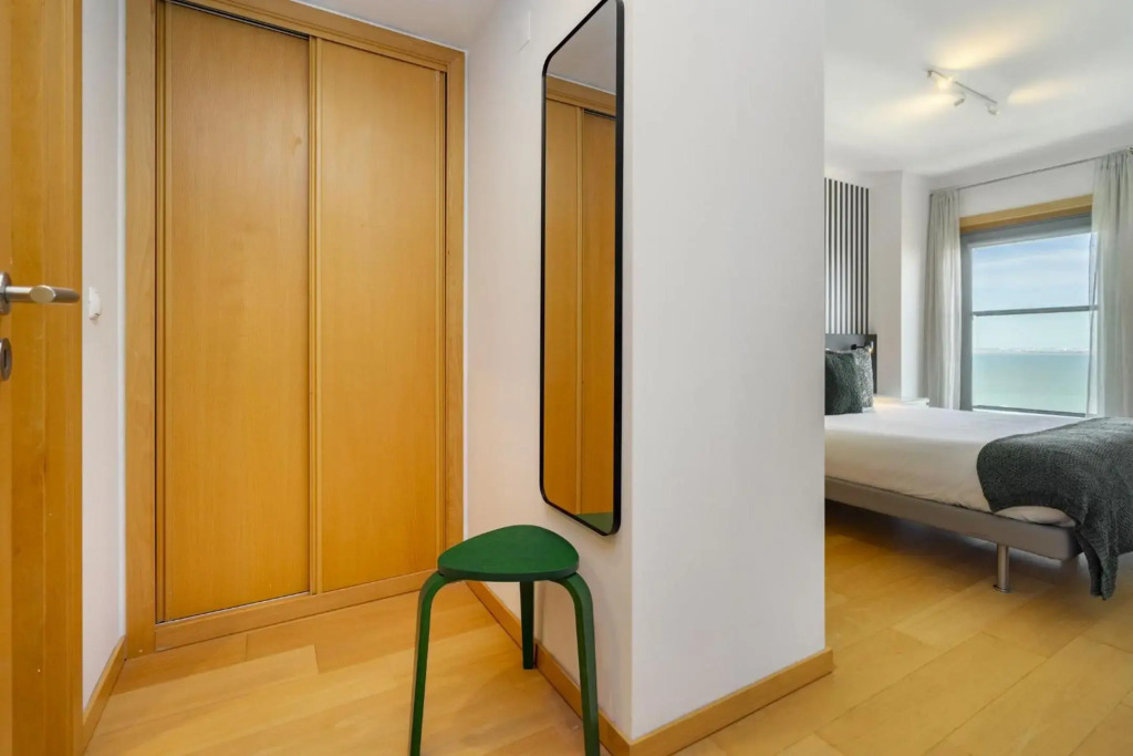 WHome @Panoramic Living w/ Elevator, AC, Garage perfect for Families & Business Travellers