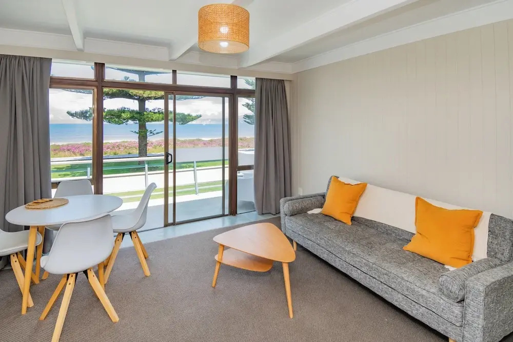 Whispering Sands Beachfront Motel