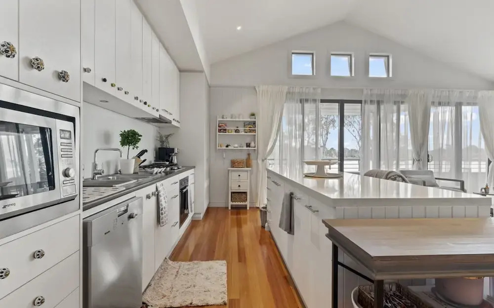 Lakeside 3-bed Family Home With Amazing Views