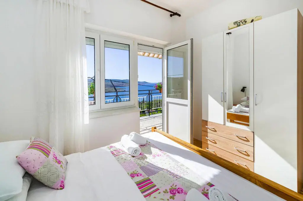 Holiday Home in Rovanjska with Sea Views