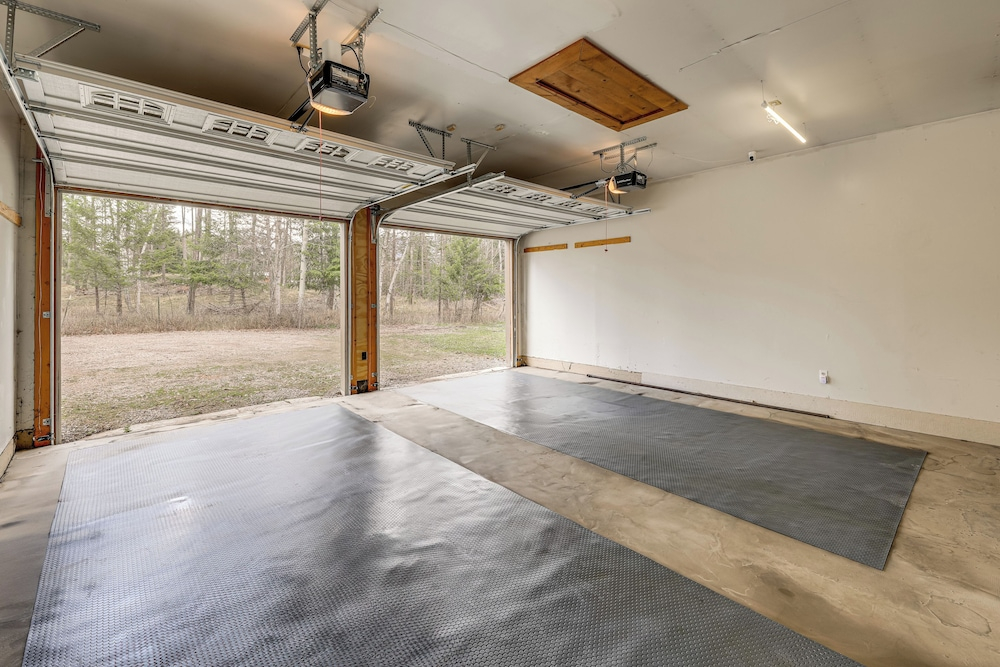 Columbia Falls Private Retreat: Pool Table & Deck!