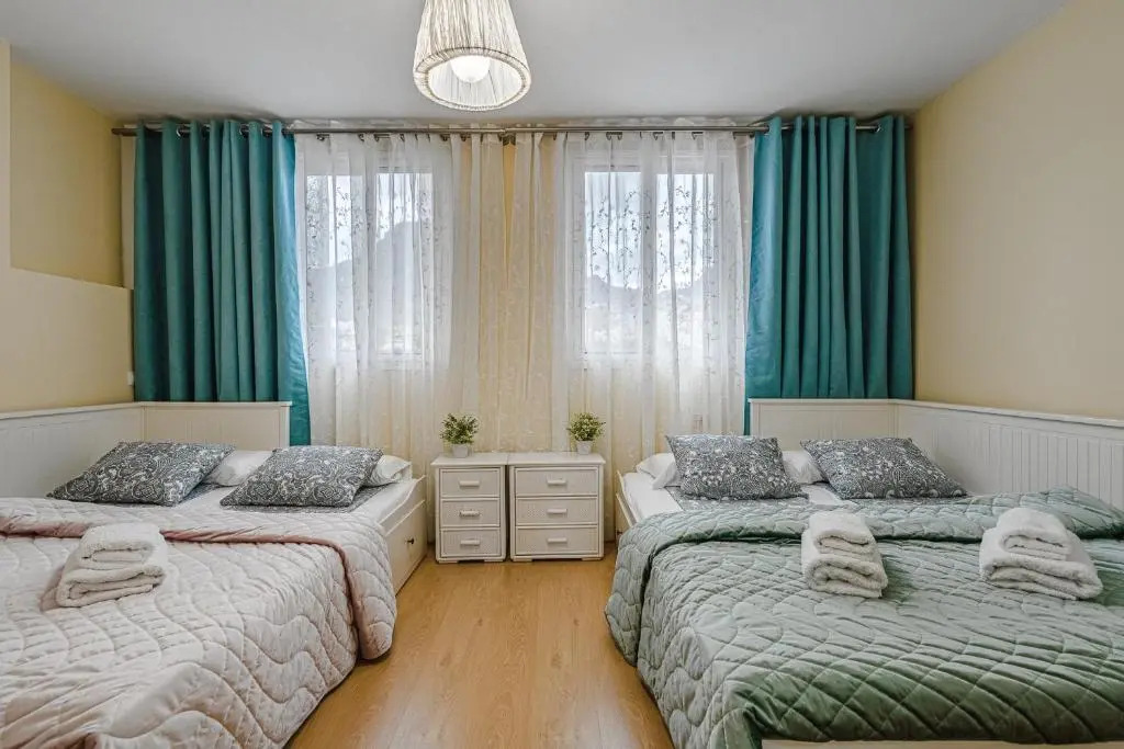 YELLOW 3 bedroom large apartment for 10 guests