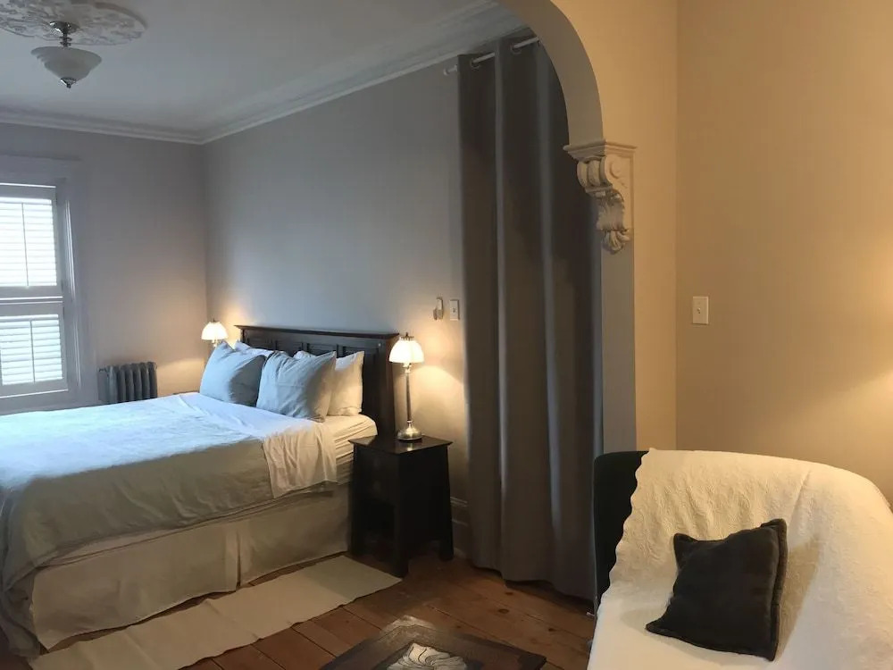 Alexandre Logan 1870 B&B