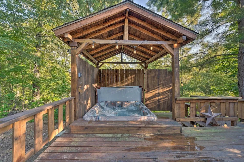 Broken Bow Retreat on 2 Acres w/ Hot Tub & Deck!