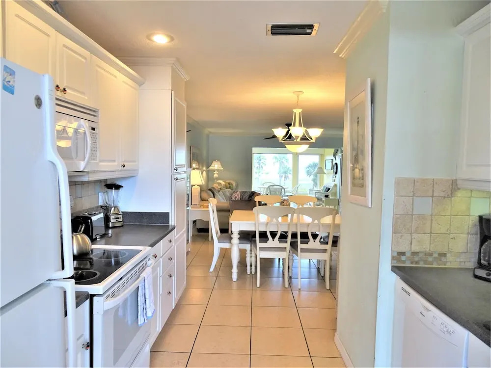 Sunset Royale - 212 2 Bedrooms 2 Bathrooms Apts