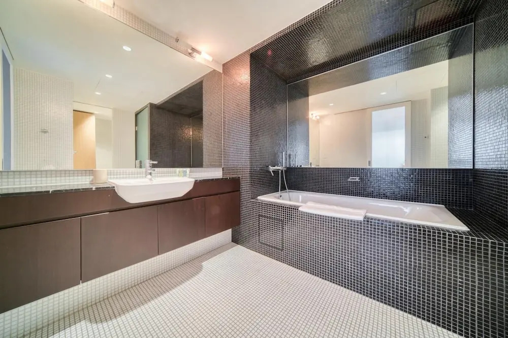 Sleek and Convenient 1BR Apt in Difc