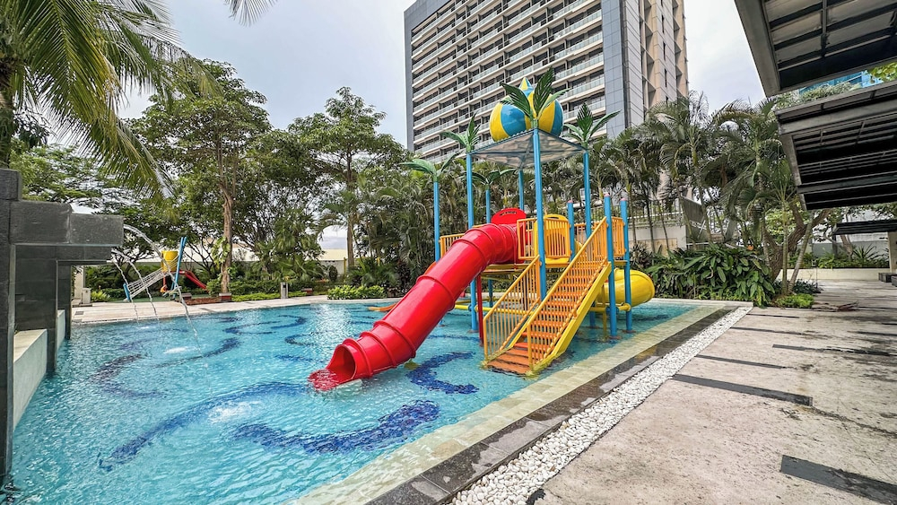 Spacious And Lavish 4Br At The Via And The Vue Ciputra World Apartment