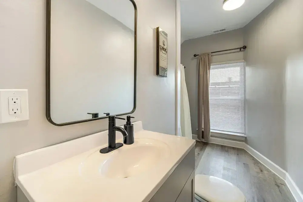 Walk to Coventry Village: Charming Top-Floor Unit