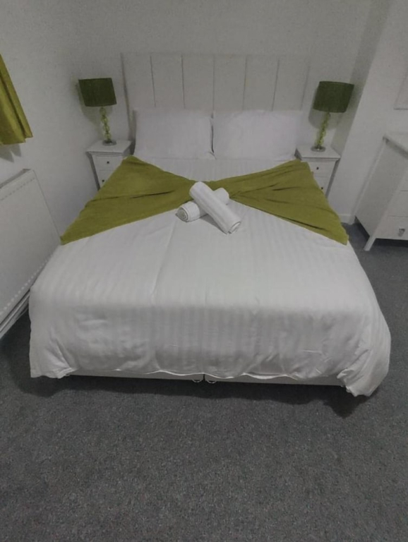 Self Contained 2 Bedrooms House Free Parking