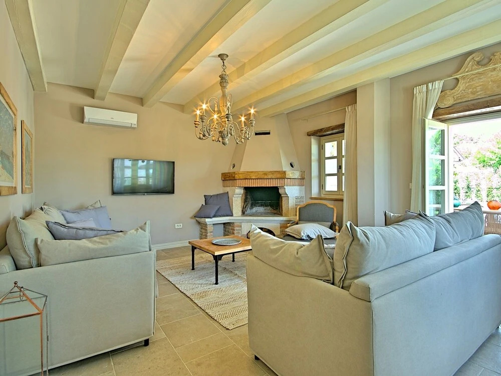 Plushy Villa in Ladici With Pool and Whirlpool