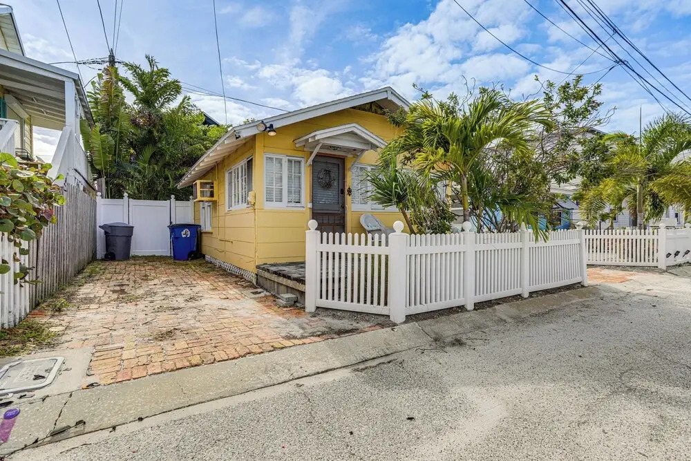Sunny Treasure Island Bungalow, 200 Steps to Beach, Treasure Island