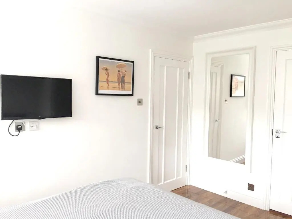 Superb 3-Bed 2-Bath with Wifi: Trendy Fitzrovia W1