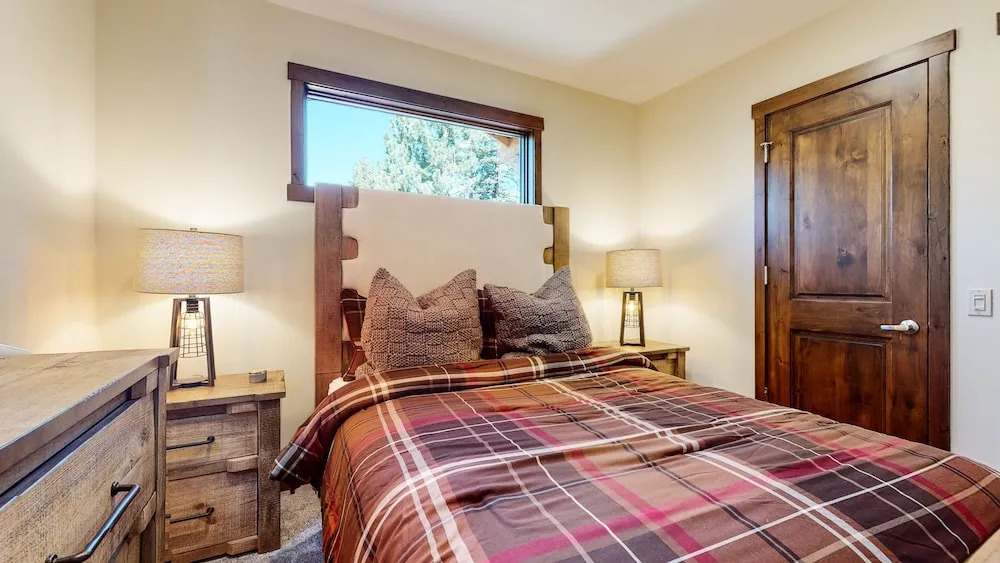 Lakeview Townhomes #5 3 Bedroom Townhouse by RedAwning