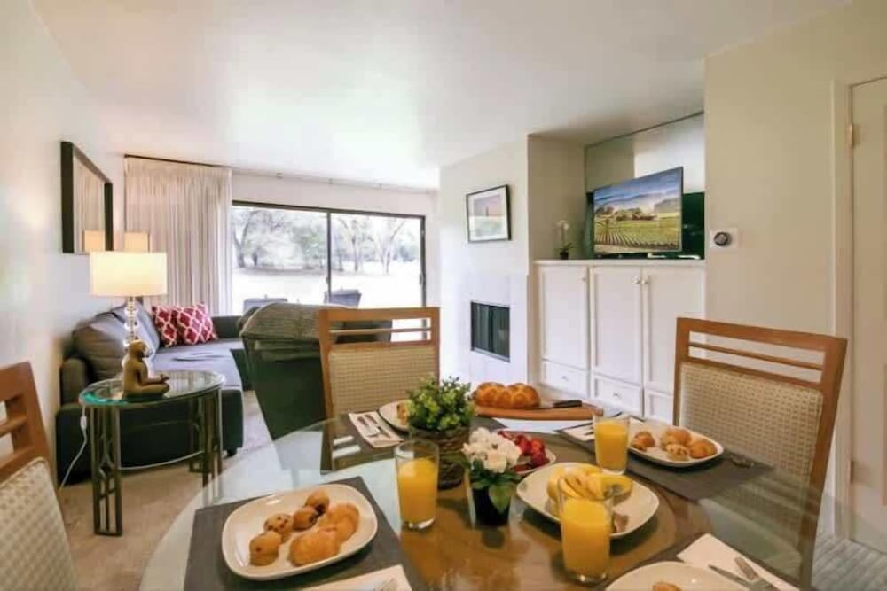 Luxe Golf View Condo Prime Napa Location