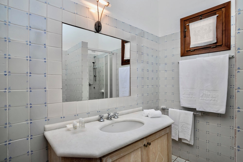 Hotel with swimming pool near Baja Sardinia