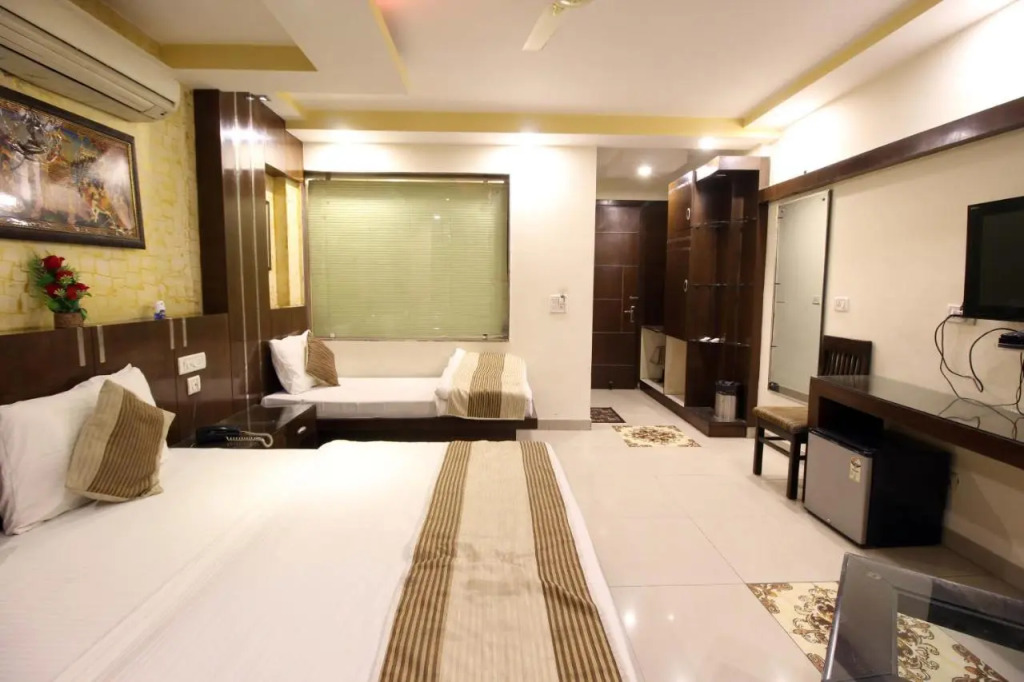 Star view by Hotel Black mooncouple friendly Near Rk ashram Metro