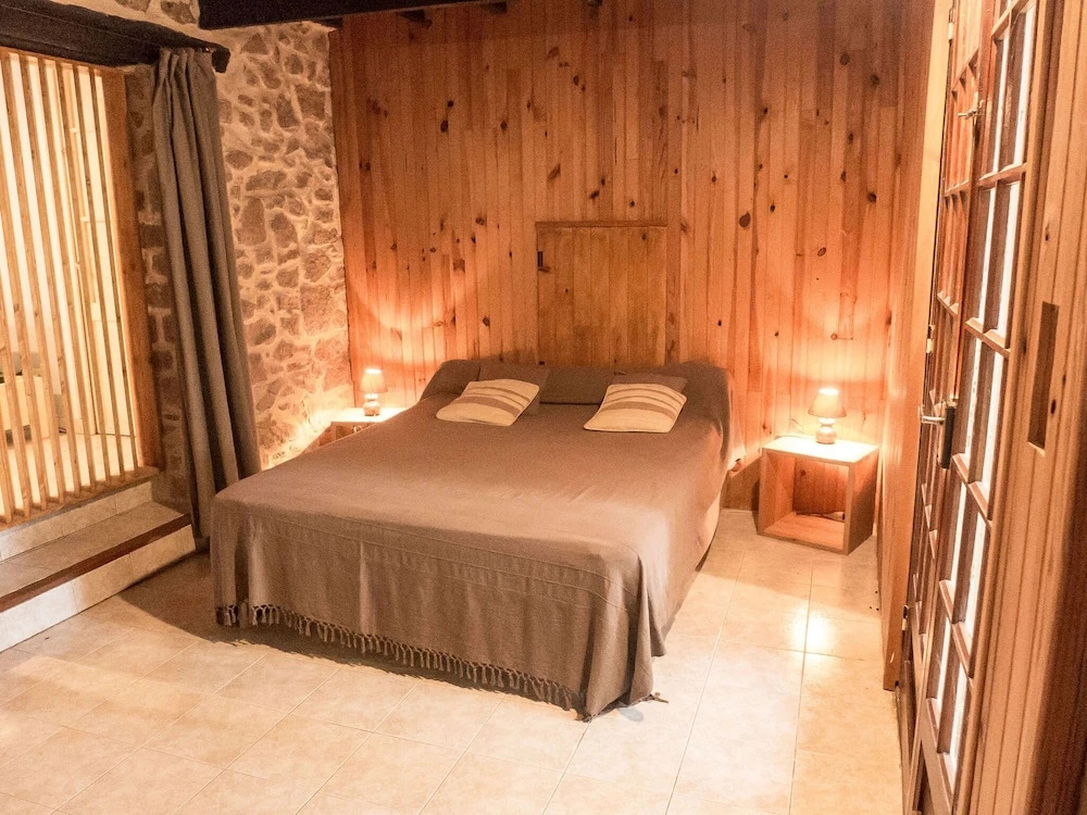 Charming Hunting Lodge near Loupian with garden