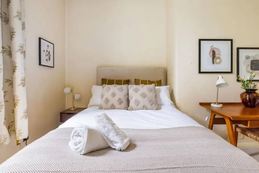 The Woking Wonder - Captivating 3BDR Flat with Parking