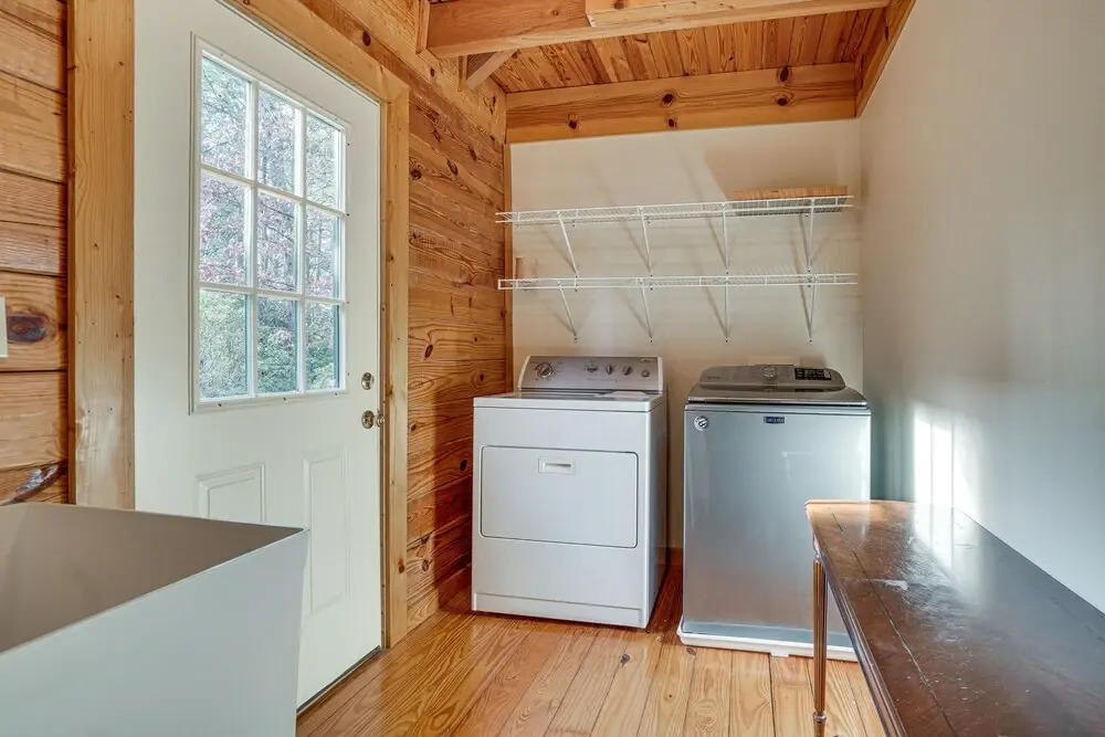 Spacious Log Cabin in Helen w/ Deck & Pool Access!