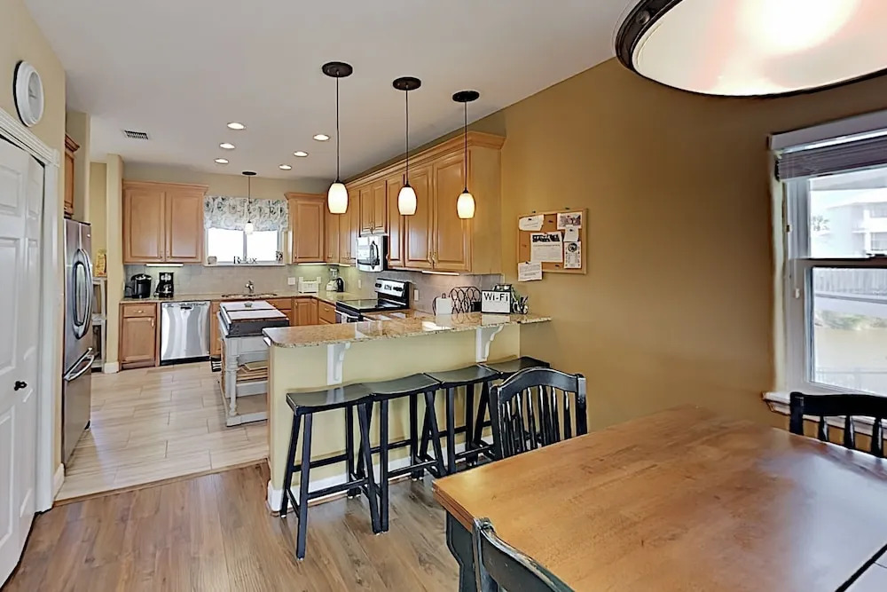 Modern Beach W/ Gourmet Kitchen & 2 Pools 3 Bedroom Home