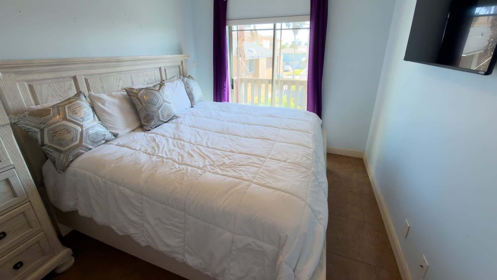 Near Beach Retreat - Ground Floor - Pool - Walk To All 2 Bedroom Apts
