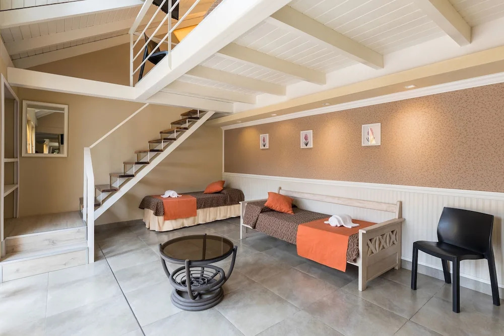Club House Hotel